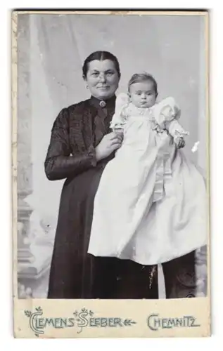 Fotografie Clemens Seeber, Chemnitz, Theaterstr. 221, Portrait Mutter im schwarzen Kleid zeigt stolz ihr Kind