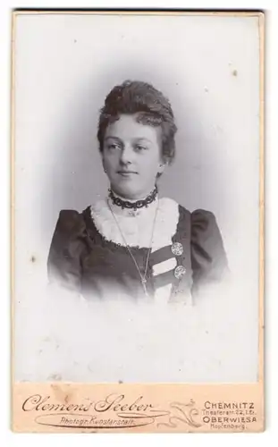 Fotografie Clemens Seeber, Chemnitz, Theaterstr. 221, Portrait junge Frau im Kleid mit Halskette und Locken