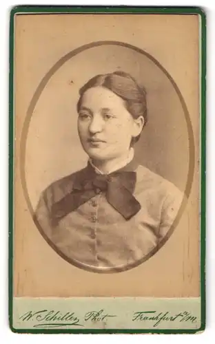 Fotografie W. Schiller, Frankfurt a. M., Krögerstr., Portrait Dame im bürgerlichen Kleid mit Fliege