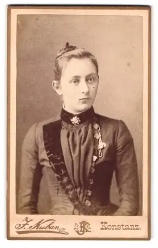Fotografie J. Kuban, Konstanz, Hieronymusgasse, Portrait junge Frau im Biedermeierkleid mit Ansteckern und Brosche