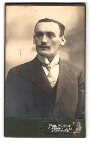 Fotografie Paul Papesch, Chemnitz, Brückenstr. 31, Portrait Herr im Anzug mit Schlips und Moustache