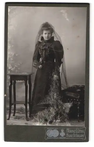 Fotografie Franz Lüthi, Feldle, Portrait junge Frau im schwarzen Kleid mit Schleier und Bibel, Kommunion