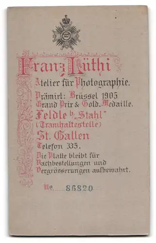 Fotografie Franz Lüthi, Feldle, Portrait junge Frau im schwarzen Kleid mit Schleier und Bibel, Kommunion