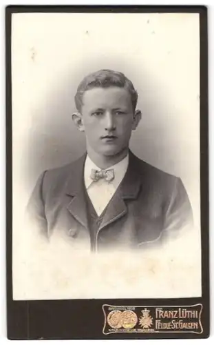 Fotografie Franz Lüthi, Feldle, Portrait junger Mann im karierten Anzug mit Segelohren