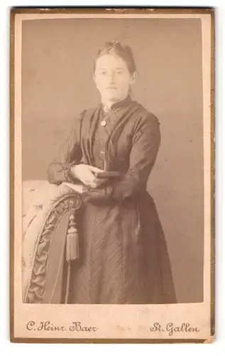 Fotografie C. Heinr. Baer, St. Gallen, Rorschacherstr., Portrait Dame im gestreigten Kleid mit Buch in der Hand