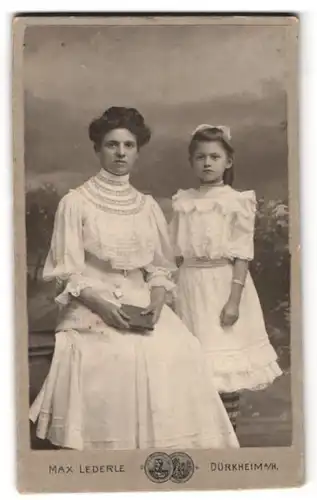 Fotografie Max Lederle, Dürkheim a. H., Leopoldstr. 12, Portrait Mutter und Tochter in weissen Kleidern mit Haarschleife