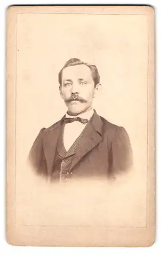 Fotografie Rudolph Arndt, Aschersleben, Breitestr. 198, Portrait Herr im Anzug mit karierter Weste und Moustache