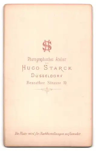 Fotografie Hugo Starck, Düsseldorf, Benrather Str. 10, Portrait Paar im Anzug mit Vollbart und Kleid mit Schleife