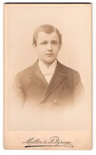 Fotografie Müller & Pilgram, Dresden, See-Str. 21, Portrait junger Knabe im Anzug mit Seitenscheitel