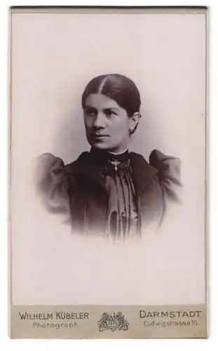 Fotografie Wilhelm Kübeler, Darmstadt, Ludwigstr. 16, Portrait Dame im Biedermeierkleid mit Brosche