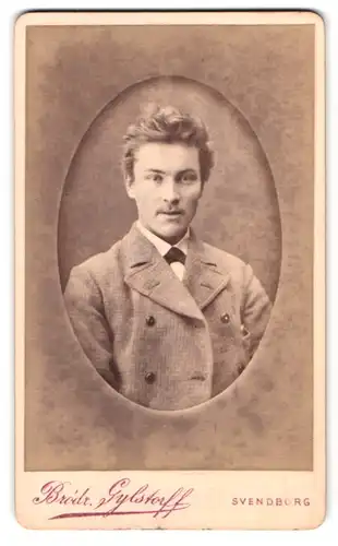Fotografie Brodr. Gylstorff, Svendborg, Brogade, Portrait Mann im Tweed Anzug mit Locken