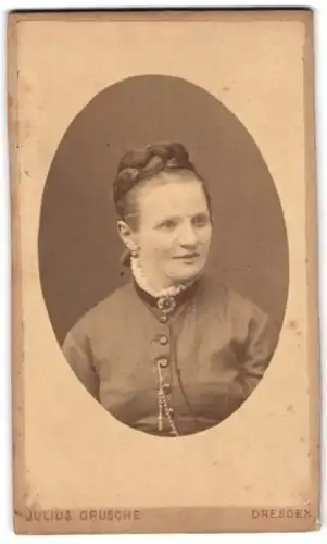 Fotografie Julius Grusche, Dresden, Bautzner Str. 39, Portrait Dame im Biedermeierkleid mit hochgestecktem Zopf