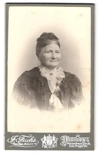 Fotografie J. Fuchs, Dresden, Waisenhaus-Str. 16, Portrait ältere Dame im Rüschenkleid mit Kopfschmuck