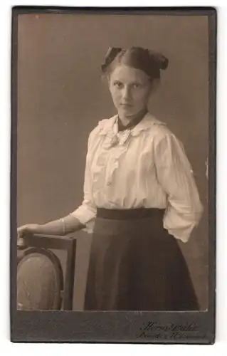 Fotografie Herm. Bähr, Dresden, Antonstr. 2, Portrait junge Frau in weisser Bluse mit Haarschleife