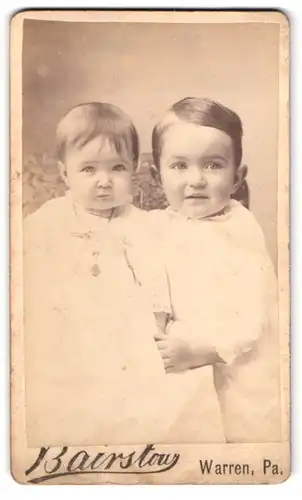 Fotografie Bairstow, Warren, Pa., Niedliches Geschwisterpaar in weiss gekleidet
