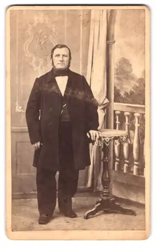 Fotografie Carl Gysser, Freiburg i. Bgau, Geschäftsmann mit Kottlettenbart und schwarzen Mantel