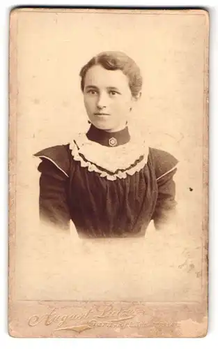 Fotografie August Lutz, Gera, Theaterplatz, junge hübsche Dame in hochgeschlossenen Kleid mit Hochsteckfrisur