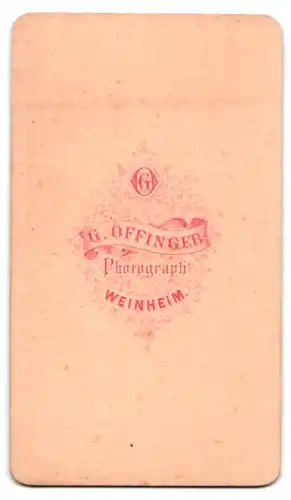 Fotografie G. Offinger, Weinheim, kleines Kind mit Ball in der Hand