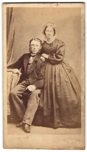 Fotografie Fotograf und Ort unbekannt, Ehepaar in vertrauter Pose, Dame mit Haube, Mann mit Kotlettenbart