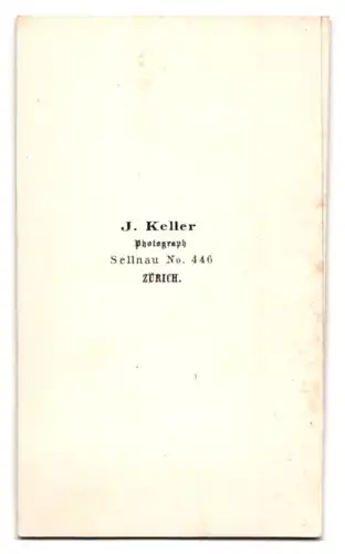 Fotografie J. Keller, Zürich, Sellnau 446, gut gekleidete Frau mit grosser Kragenbrosche