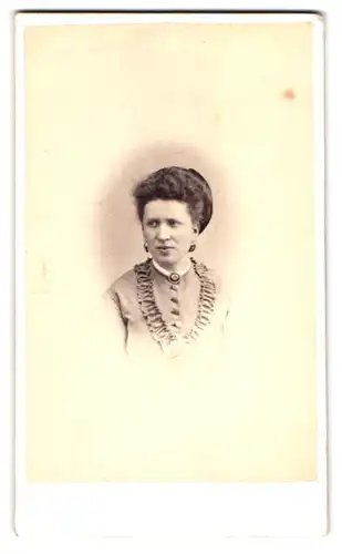 Fotografie E. Lorson, Fribourg, gut gekleidete Frau mit Hochsteckfrisur