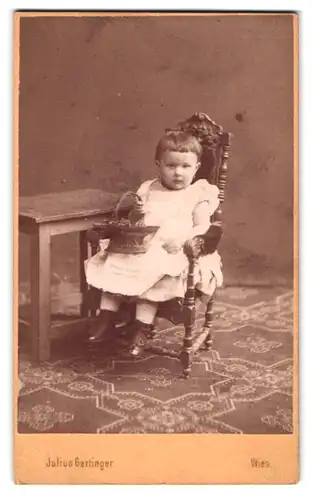 Fotografie Julius Gertinger, Wien, Margarethenstr. 19, Portrait Mädchen Elsa im weissen Kleid mit Flechtkorb