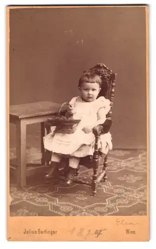 Fotografie Julius Gertinger, Wien, Margarethenstr. 19, Portrait kleines Mädchen Elsa im Kleid mit Flechtkorb