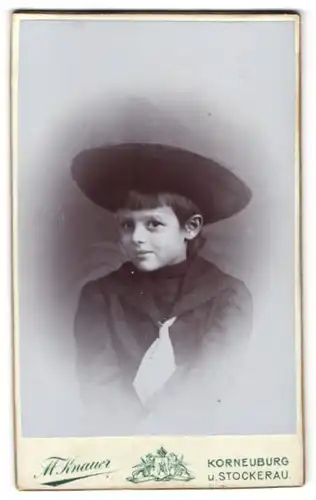 Fotografie M. Knauer, Korneuburg, Laaerring, Portrait junges Mädchen im Kleid mit breitem Hut