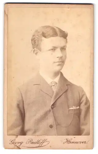Fotografie Georg Rudolf, Hannover, Georg-Str. 12, Portrait junger Mann im Anzug mit Mittelscheitel
