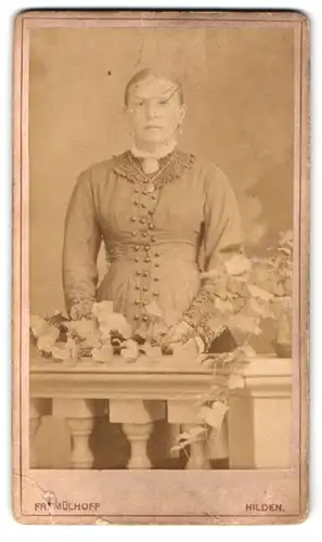 Fotografie Fr. Mülhoff, Hilden, Portrait Dame im bestickten Kleid mit Halskette