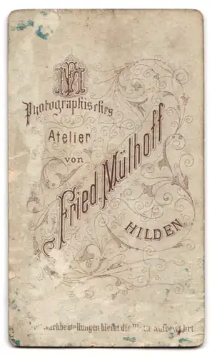 Fotografie Fr. Mülhoff, Hilden, Portrait Dame im bestickten Kleid mit Halskette