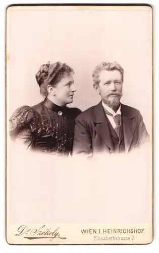 Fotografie Dr. Szekely, Wien, Elisabethstr. 2, Portrait Frau Reisch und Ihr Mann im Anzug und und Biedermeierkleid, Dutt