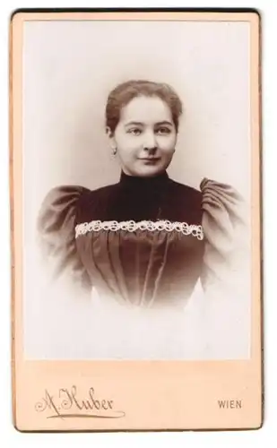 Fotografie A. Huber, Wien, Margarethenstr. 36, Portrait hübsche junge Frau im Kleid mit Puffärmeln