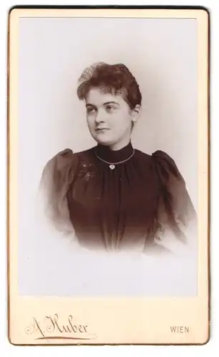 Fotografie A. Huber, Wien, Margarethenstr. 36, Portrait junge Frau im Biedermeierkleid mit Puffärmeln