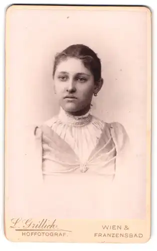 Fotografie L. Grillich, Wien, Hauotstr. 17, Portrait Frau im hellen Kleid mit Ohrringen