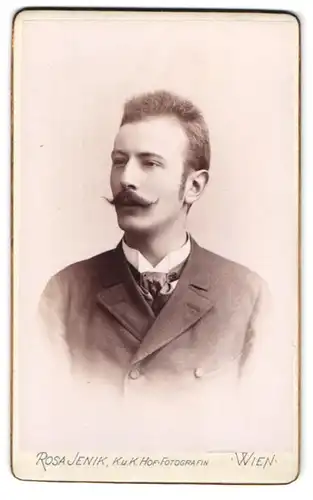 Fotografie Rosa Jenik, Wien, Mariatreugasse 6, Portrait Mann im Anzug mit Kaiser Wilhelm Bart