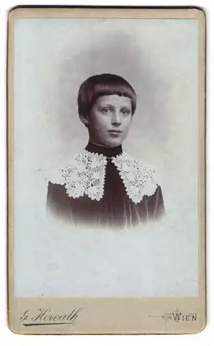 Fotografie G. Horvath, Wien, Rennweg 57, Portrait Mädchen Maria von Schneller im Kleid mit Spitzenkragen und Topfschnitt