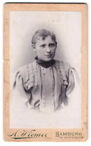 Fotografie A. Wiemer, Hamburg, Gr. Burstah 28, Portrait Dame im hellen Kleid mit Locken