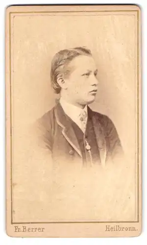 Fotografie Fr. Berrer, Heilbronn, Portrait junger Mann im Anzug mit Schlips