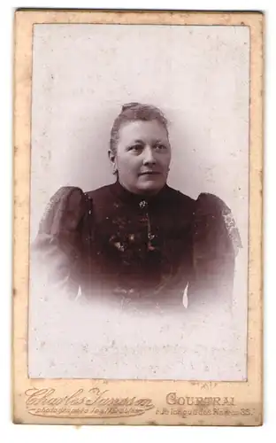 Fotografie Charles Jansse, Courtrai, rue longue des Pierres 33, Portrait Dame im Biedermeierkleid mit Brosche