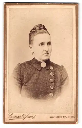 Fotografie Linus Ofner, Waidhofen a. Ybbs, Portrait Frau im bürgerlichen kleid mit hochtestecktem Zofp