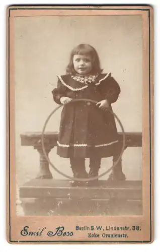 Fotografie Emil Bess, Berlin, Lindenstr. 38, Portrait Mädchen im Kleid mit Reifen in der Hand