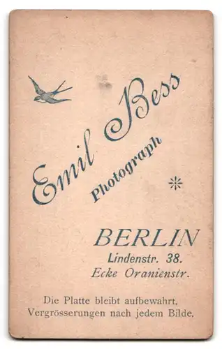 Fotografie Emil Bess, Berlin, Lindenstr. 38, Portrait Mädchen im Kleid mit Reifen in der Hand