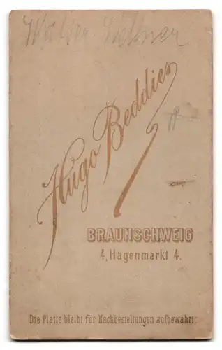Fotografie Hugo Beddies, Braunschweig, Hagenmarkt 4, Portrait Kleinkind Walter Wellner im karierten Kleid mit Bommeln