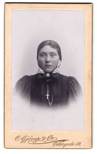 Fotografie O. Gjorup & Co., Kjöbenhavn, Ostergade 52, Portrait Dame im Trachtenkleid mit Haube und Schleife