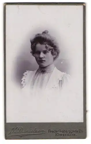 Fotografie N. Danielsen, Kjobenhavn, Frederiksberggade 21, Portrait Dame im weissen Kleid mit Brosche und Hochsteckfrisur