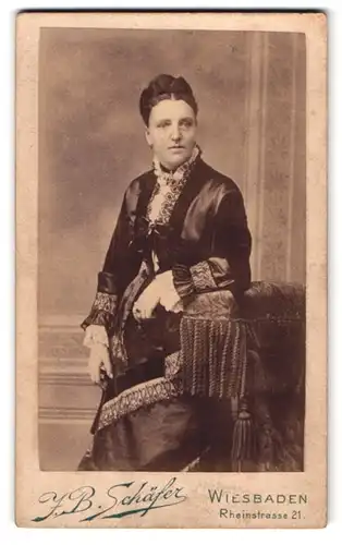 Fotografie J. B. Schäfer, Wiesbaden, Rheinstr. 21, Portrait Dame im bestickten kleid mit Hochsteckfrisur