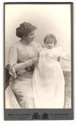 Fotografie Karl Schipper, Wiesbaden, Rheinstr. 31, Portrait Mutter im hellen Kleid zeigt stolz ihre kleine Tochter