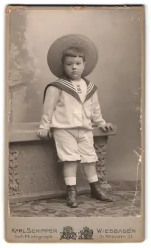 Fotografie Karl Schipper, Wiesbaden, Rheinstr. 31, Portrait kleiner Junge im Matrosenanzug mit Sommerhut