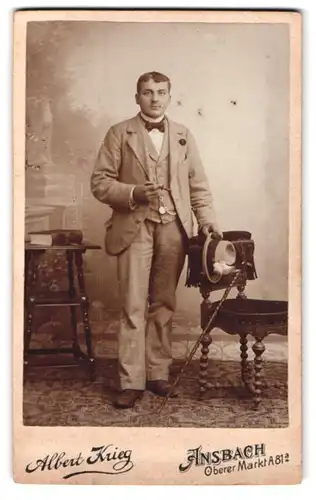 Fotografie Albert Krieg, Ansbach, Oberer markt 81, Portrait Mann im hellen Anzug mit Hut und Stock raucht Zigarre